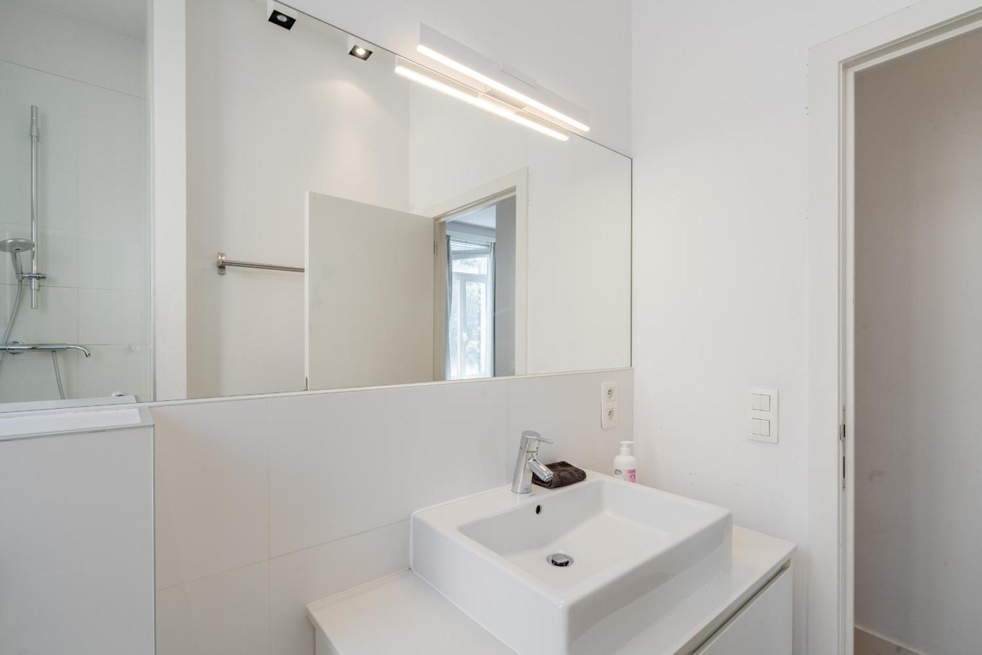 Light Modern Apartment In The Heart Of Antwerpen Bagian luar foto