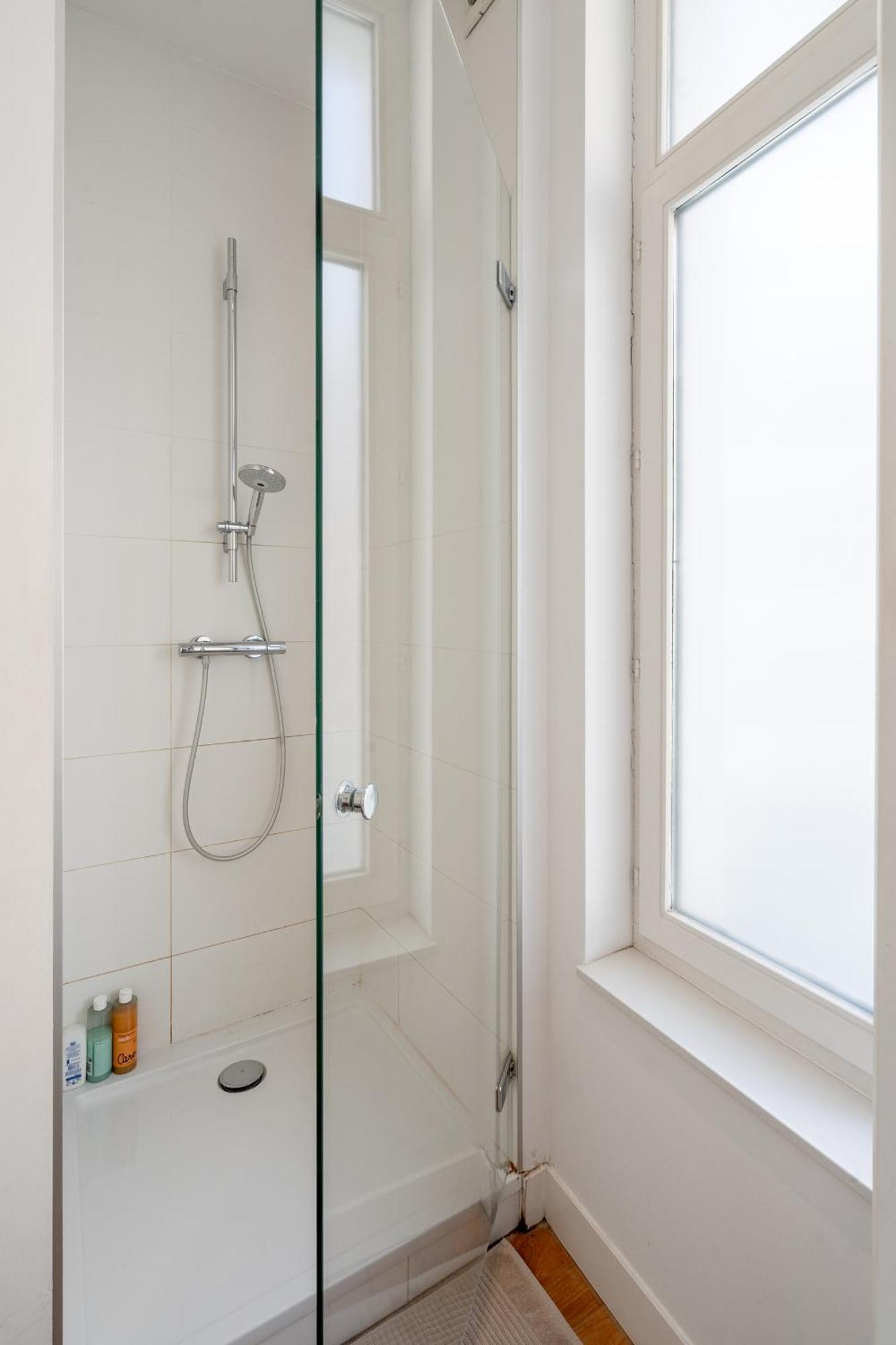 Light Modern Apartment In The Heart Of Antwerpen Bagian luar foto