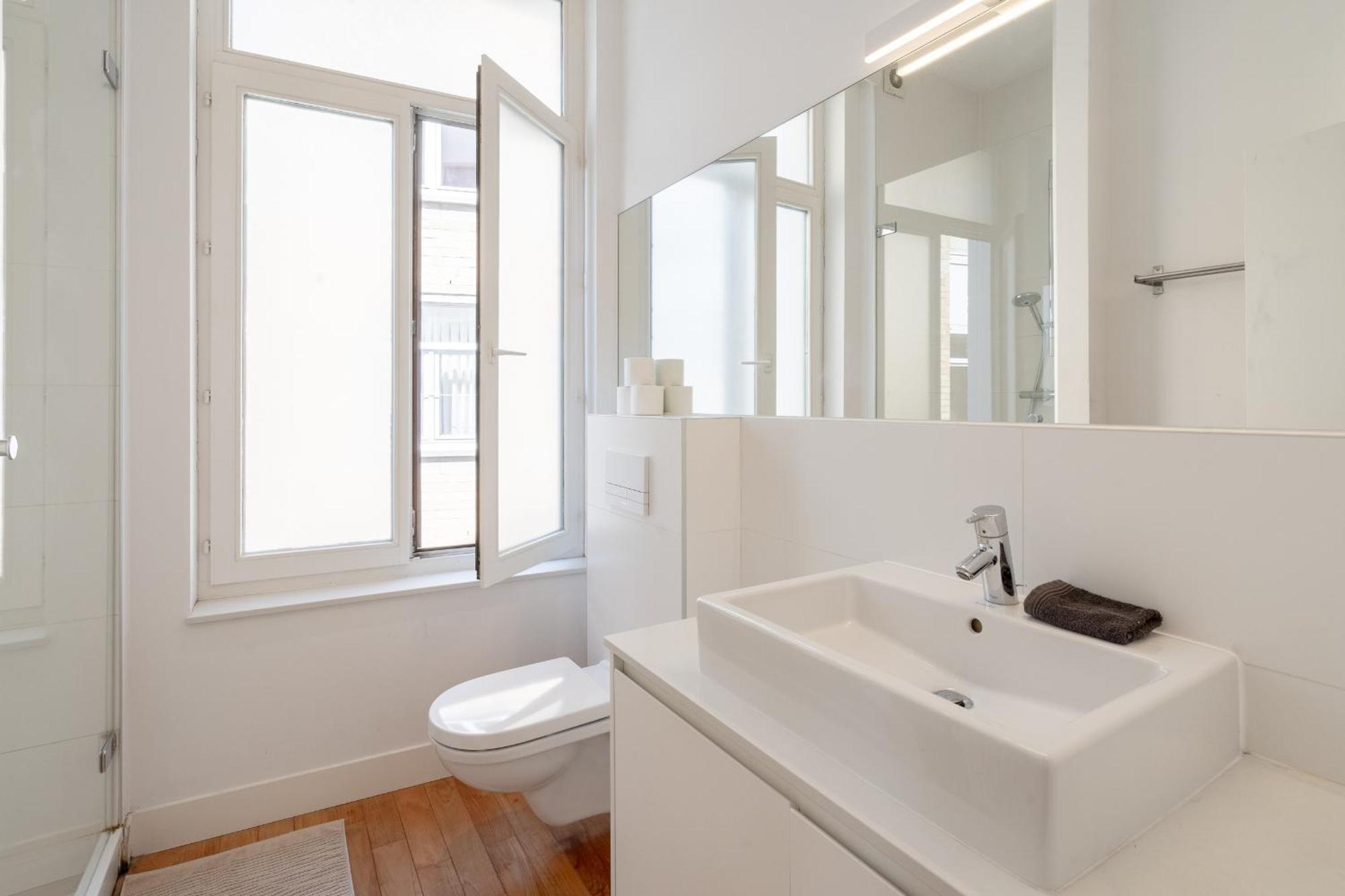 Light Modern Apartment In The Heart Of Antwerpen Bagian luar foto